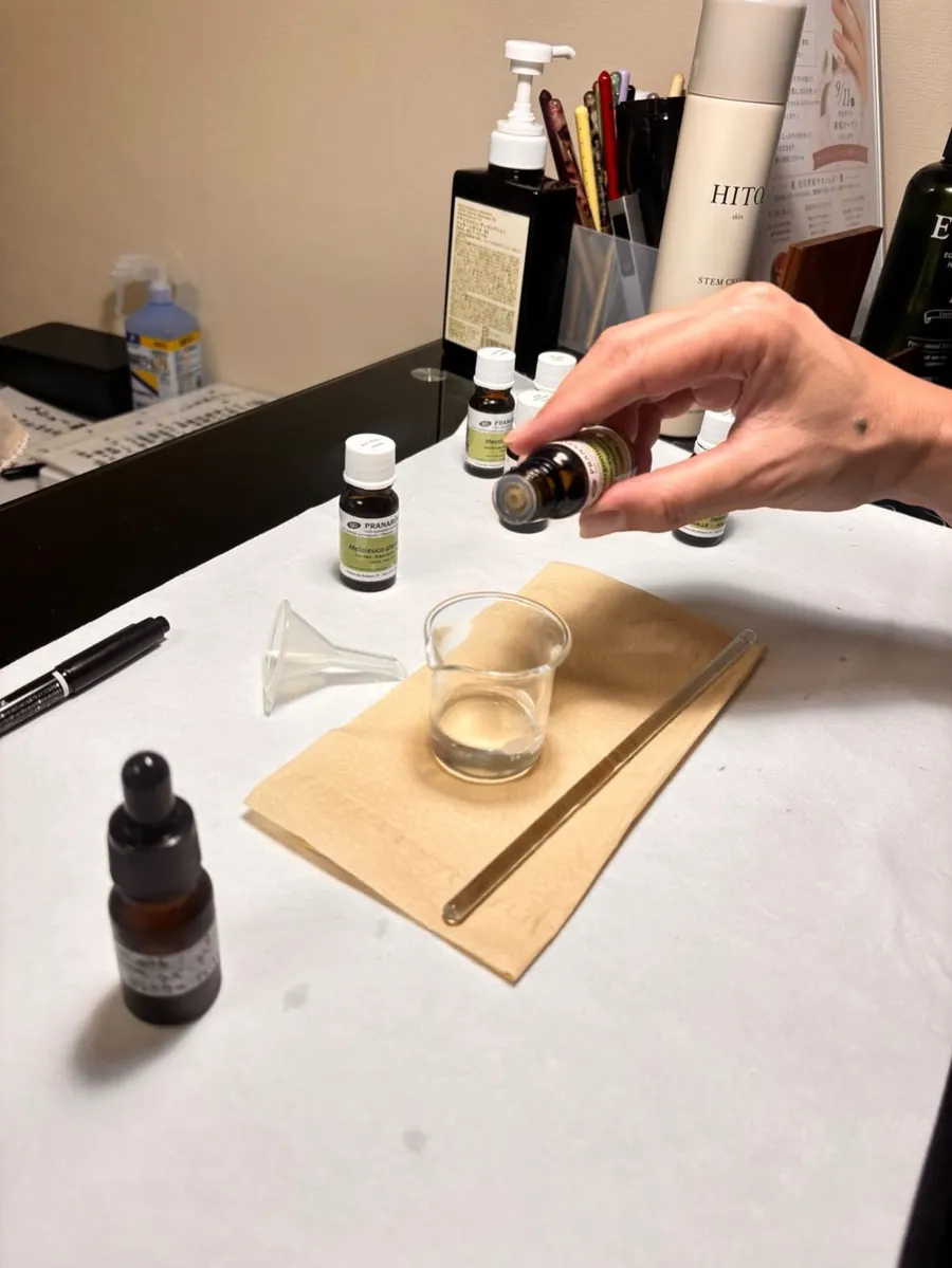 サロンで精油をブレンドしてケアオイルを作っている様子