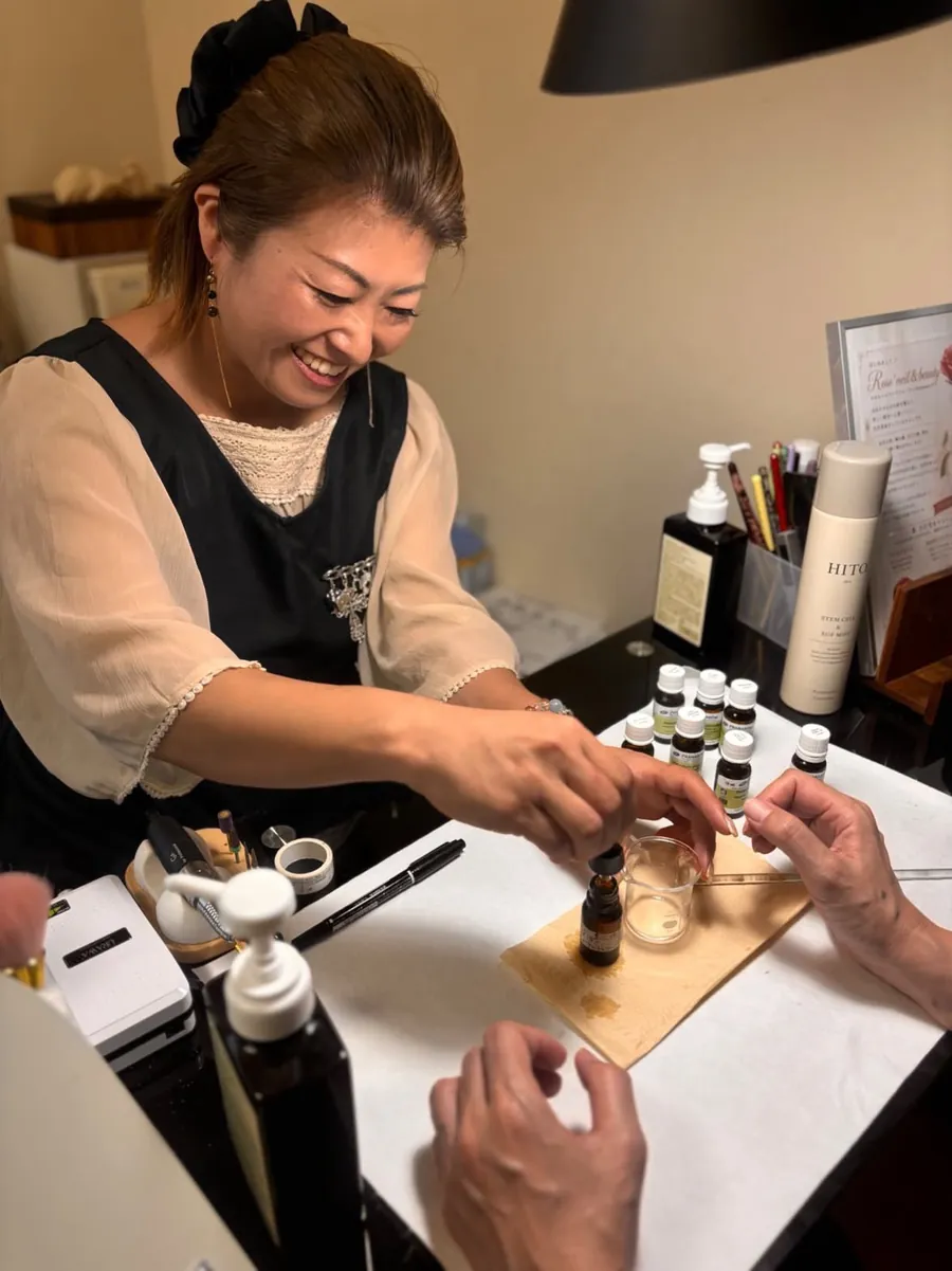 Rose&rsquo;nail & beautyのオーナーtomomiが施術している様子